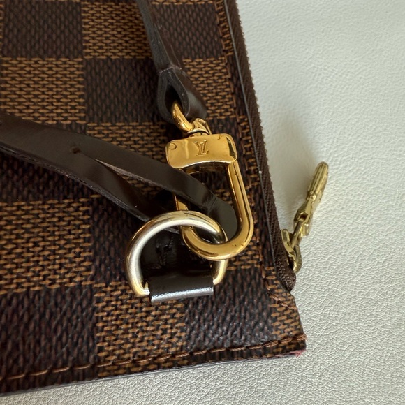 Louis Vuitton Neverfull Pouch - Picture 4 of 7